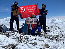 Стелу поднимали вручную: шахтинские спасатели установили обелиск героям Великой Победы на Эльбрусе
