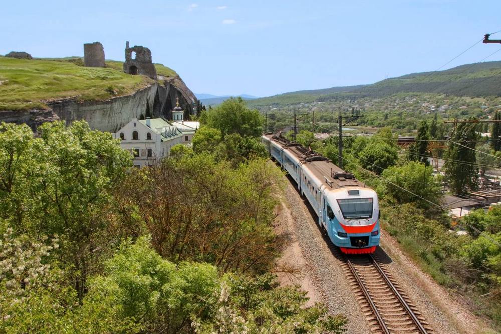 В Крыму железную дорогу перенесут подальше от Инкерманского пещерного монастыря