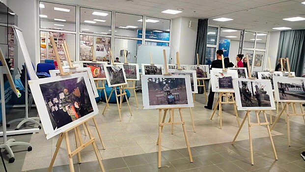 В Оренбурге в библиотеке ОГУ открылась фотовыставка военкора Владимира Аносова