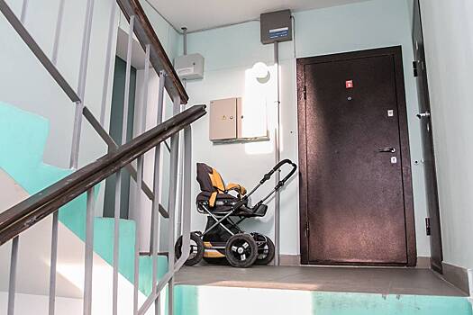 Россиянам рассказали о штрафах за коляски в подъезде