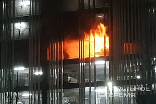 Ночью на парковке жилого комплекса "Весна" в Казани произошел пожар