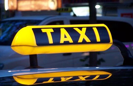 Самозанятых таксистов планируют освободить от регистрации ИП