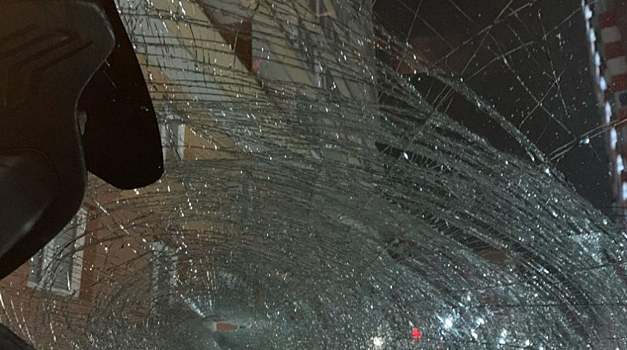 В Красноярске припаркованный автомобиль закидали предметами с 9 этажа