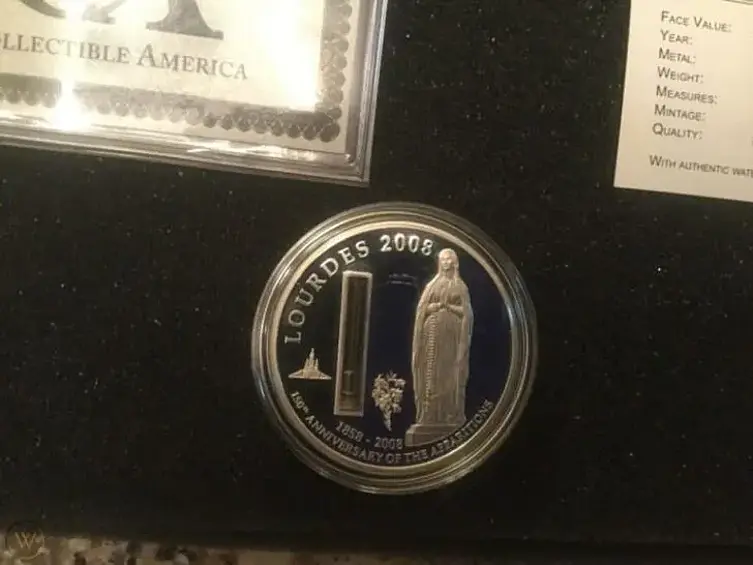 Один доллар республики Палау, 2008 год. Эта монета содержит встроенный сосуд, наполненный святой водой. Всего было выпущено 25 тысяч таких монет.