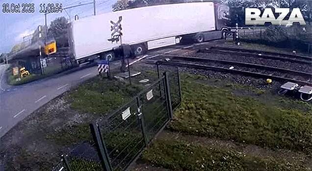 Скоростной поезд протаранил фуру и попал на видео