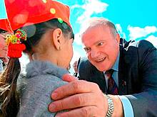 Депутат от КПРФ снимал лесбийское порно с участием жены и школьниц