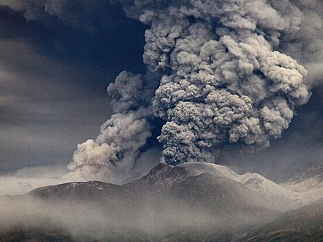 Вулкан Шивелуч на Камчатке выбросил столб пепла на высоту 11,6 км