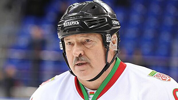 Белоруска пробралась на лед к Лукашенко и поцеловала его в губы