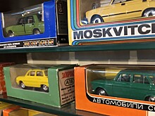 Автопром за стеклом: житель Тбилиси собрал сотни миниатюрных моделей советских авто