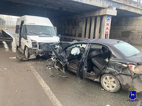 В Тольятти столкнулись микроавтобус и легковушка