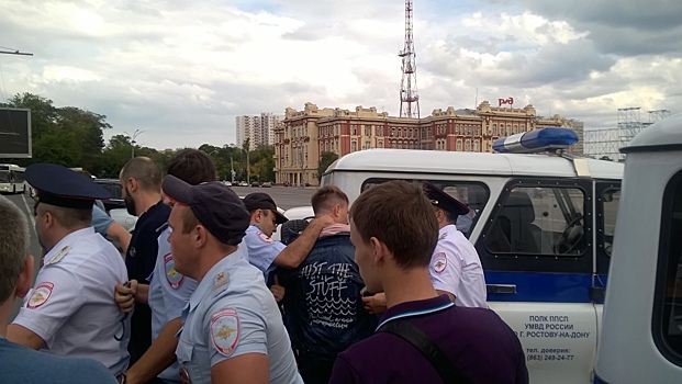 На несогласованном митинге в Ростове задержали координатора штаба Навального