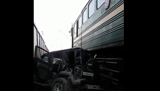 Внедорожник нарушителя зажало между двумя поездами в Амурской области