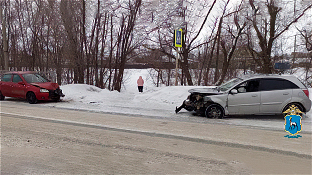 В самарской области после столкновения Lada Kalina с иномаркой пострадала женщина