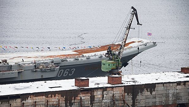 Источник: упавший на палубу "Адмирала Кузнецова" кран уберут до Нового года
