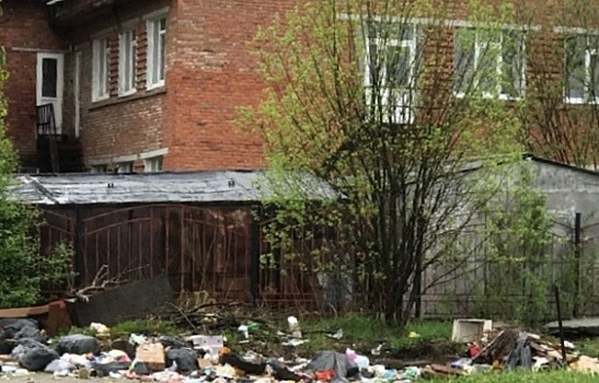 В День России коммунальщики завалили югорский поселок мусором