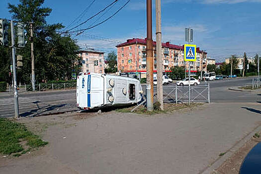 Автомобиль Ford перевернул полицейскую "Газель" в Омске
