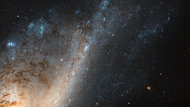 "Хаббл" сфотографировал совершающую "самоубийство" галактику