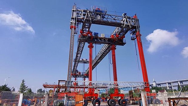 В Китае построили 460-тонного монтажного робота, который работает с точностью 10 мм
