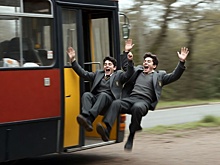 Подростки на ходу выпали из автобуса  во время дурачества