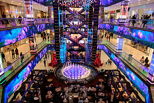 Посещаемость московских торговых центров резко упала