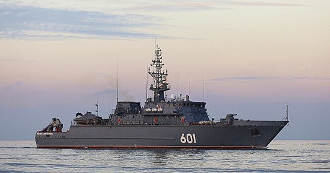 Корабль противоминной обороны «Иван Антонов» проходит черноморские проливы