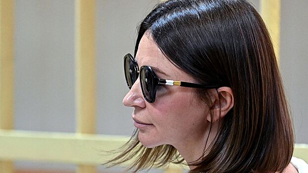Блиновская приехала на заседание по продлению домашнего ареста во всем черном