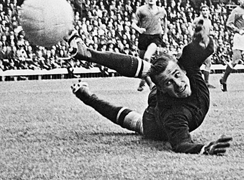 Лев Яшин: цена «золотого мяча». 60 лет назад советский вратарь был признан лучшим футболистом Европы