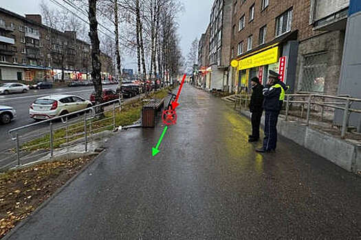 В Сыктывкаре мужчина на электровелоипеде сбил девочку с грудничком на руках