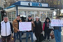 Волгоградцы вышли на митинг против закрытия газетного ларька
