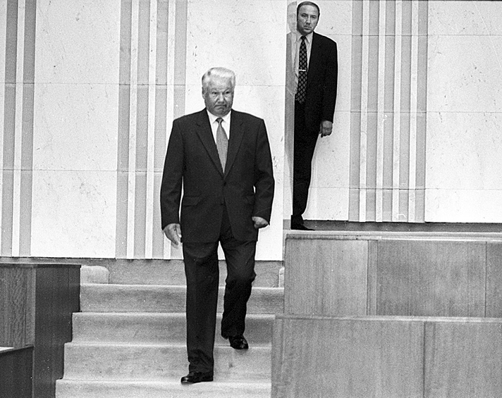 Начальник службы охраны президента наблюдает, как Борис Ельцин направляется на встречу с Биллом Клинтоном. Москва, 1995 год