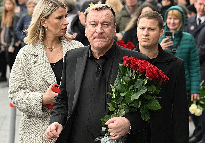 Певец Сергей Пенкин на церемонии прощания с артистом Борисом Моисеевым на Троекуровском кладбище, 2 октября 2022 года
