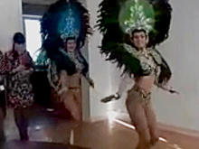 Российским чиновникам устроили 23 февраля с полуголыми танцовщицами в перьях