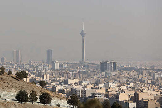 Десятки тысяч иранцев вышли на демонстрации в связи с годовщиной Исламской революции