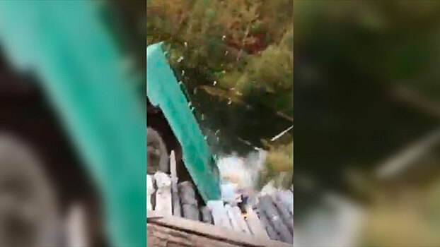 Необычный маневр: грузовик разрушил старый шаткий мост и упал в реку