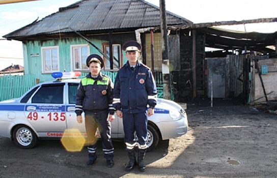 В Североуральске инспекторы ДПС спасли людей из горящего дома