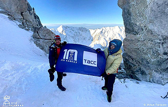 Флаг проекта ТАСС "Это Кавказ" побывал на вершине горы Дых-Тау