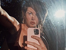 24-летнюю Айрленд Болдуин застыдили за излишний фотошоп и обгрызенные ногти на селфи в грязном зеркале