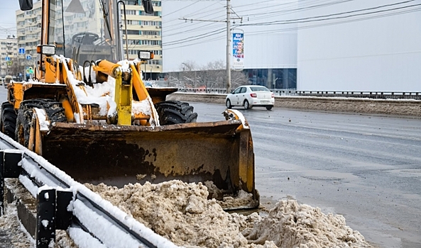 В Волгограде обработали дороги для предотвращения образования гололедицы