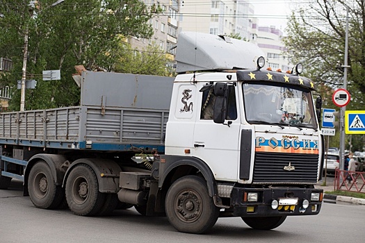 На трассе в Ярославской области водителя лесовоза раздавило собственной машиной