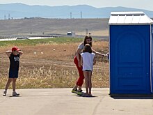 «Ломают, просто ломают!»: туристы в поисках туалетов в Крыму