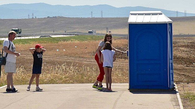 «Ломают, просто ломают!»: туристы в поисках туалетов в Крыму