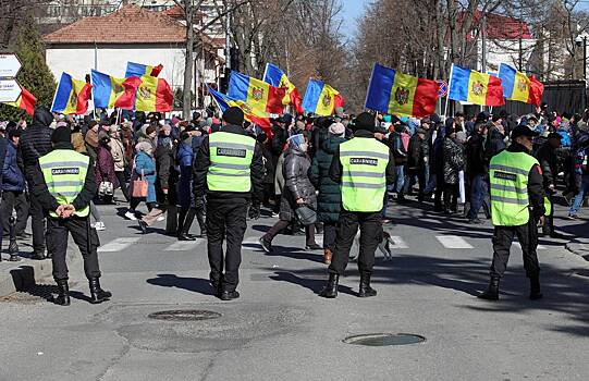 Митингующие в Молдавии подняли флаг «Азова»