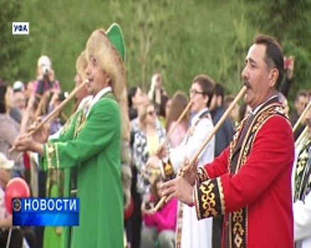 200 кураистов на сцене уфимского амфитеатра исполнили башкирскую народную песню «Уралым»