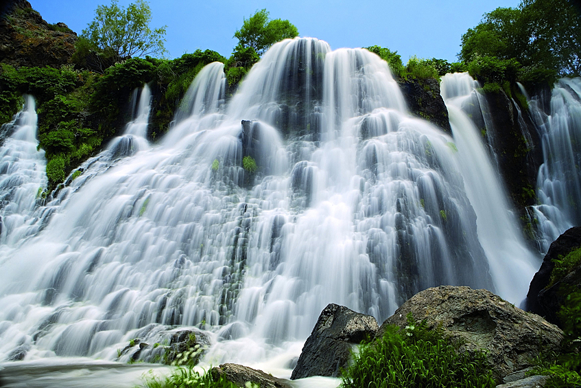 Шаки считается одним из самых живописных водопадов Армении. Он расположен в Сюникской области, которая славится своими историческими и природными памятниками .  Водопад образуется на реке Шеки, на притоке Воротана, впадающем в глубокое ущелье с высоты 18 метров. Несмотря на небольшую высоту, Шекинский водопад имеет большую мощность, а журчание воды слышно издалека.  С Шакинским водопадом связана легенда. История повествует о прекрасной девушке Шаке, которая бросилась со скалы, отказавшись подчиниться воле завоевателей. При падении платье девушки раскрылось на ветру и превратилось в водопад. В честь Шаке водопад и назвали.
