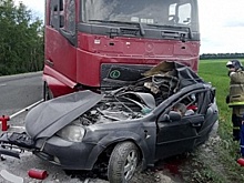 При столкновении автомобиля и грузовика на М-5 погибли четыре человека