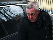 Михаил Ефремов пересел на премиальный минивэн с охраной