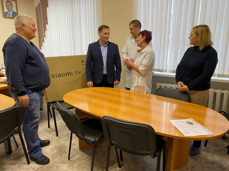 Депутат Госдумы Лисовский подарил телевизор курганской больнице