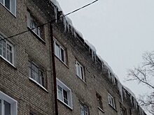 В кировских дворах началась «охота» на сосульки