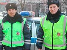 В Челябинской области двое сотрудников ГИБДД спасли маму с маленькими детьми, застрявших на дороге
