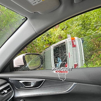 Автомобиль опрокинулся на бок в Кемерове